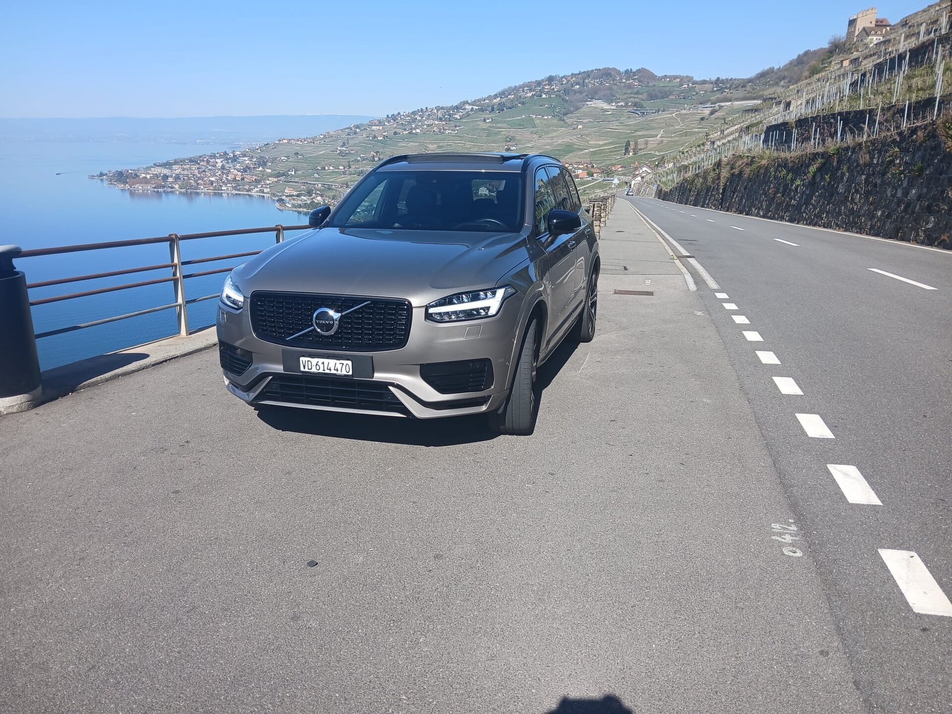 Volvo XC90 au bord du lac
